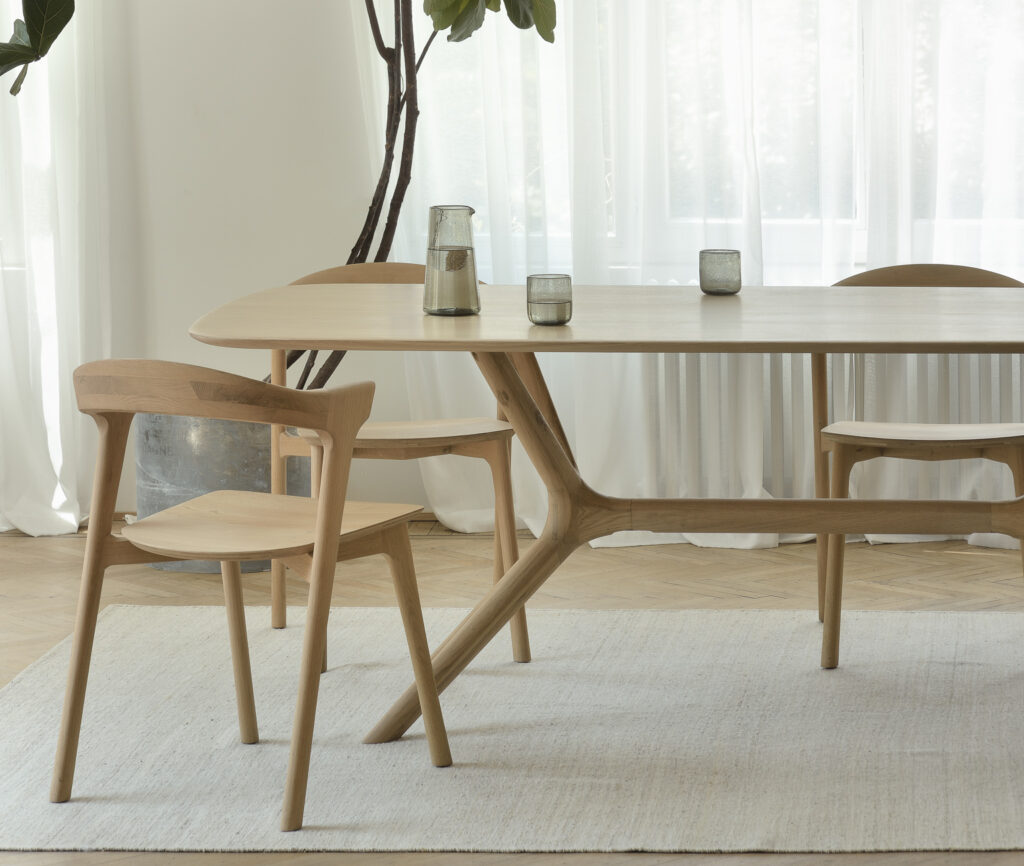 Ethnicraft Stuhl Bok mit Tisch Bok kombiniert aus Eichenholz im Daunenspiel Online-shop