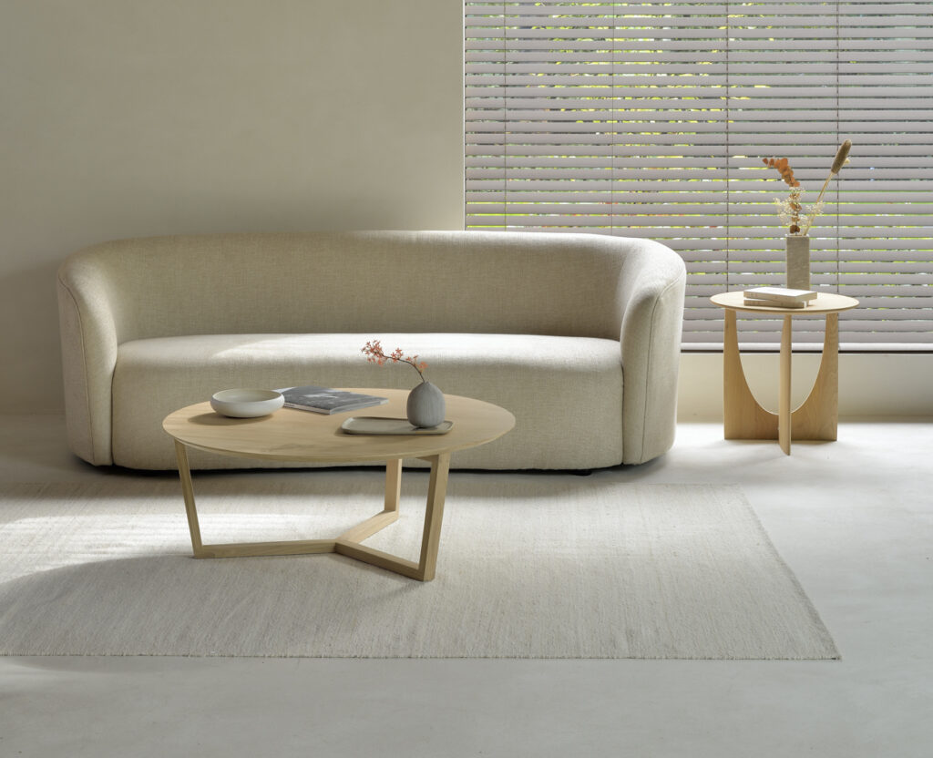 Ethnicraft Couchtisch Tripod aus Eichenholz im Daunenspiel Onlinshop