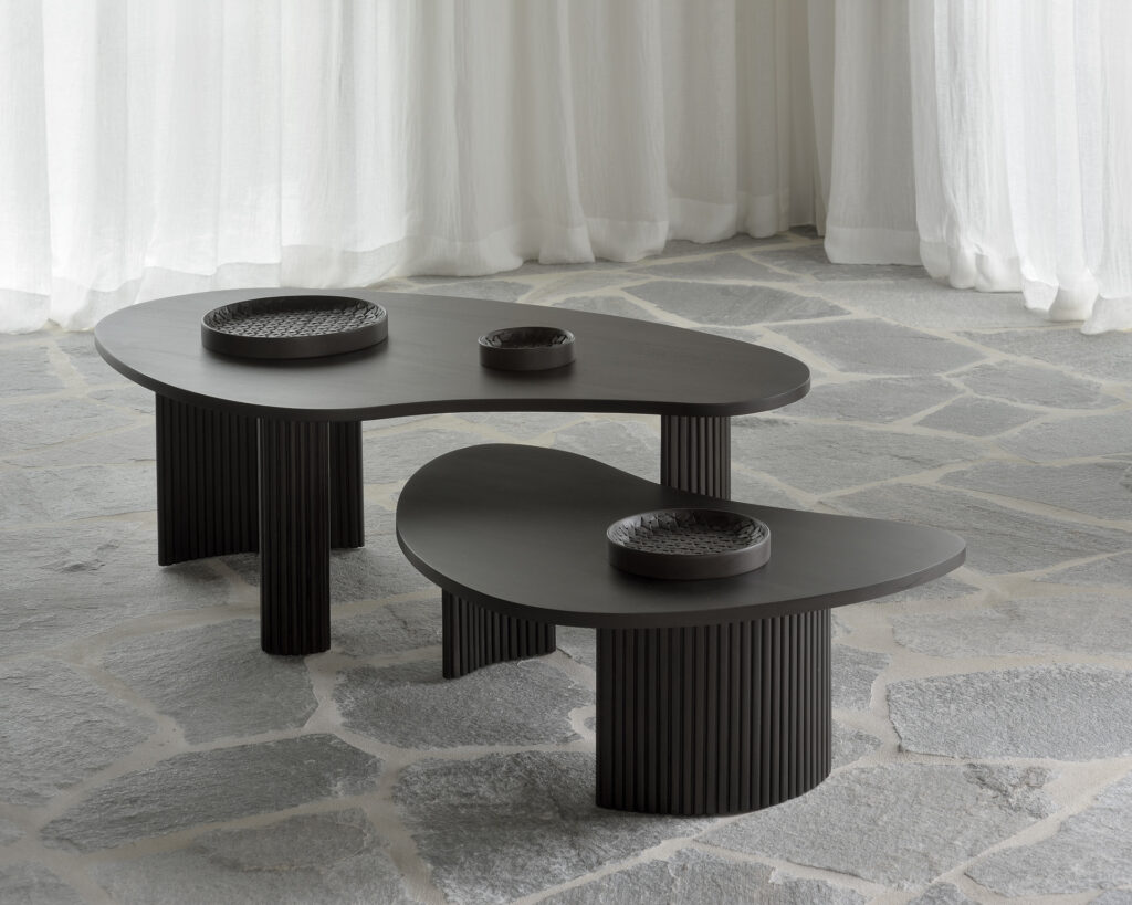 Ethnicraft Couchtisch Boomerang aus Mahagoni im Daunenspiel Onlinshop